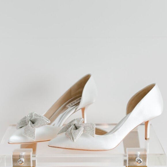 Badgley Mischka Meilani White Satin 7 Women's Classic Bridal Heels Bow Kitten - Picture 3 of 15